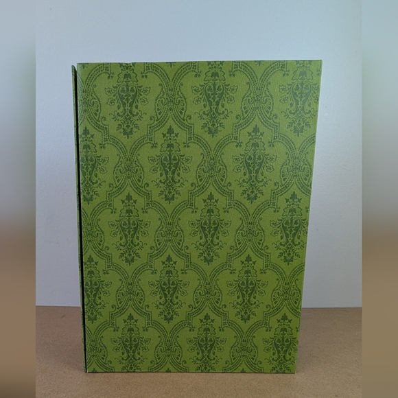 Gucci Gift Box, Green Embossed Patterning - Picture 3 of 16